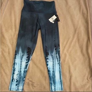 Blue Tie Dye Onzie Yoga Capris size large NWT